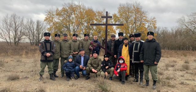 В Тарумовке на старинном кладбище казаками установлен поклонный крест