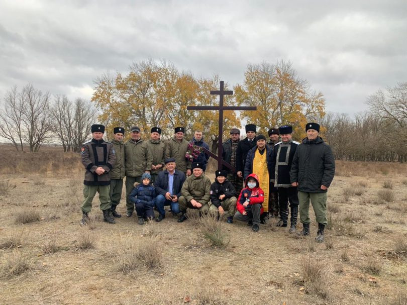 В Тарумовке на старинном кладбище казаками установлен поклонный крест