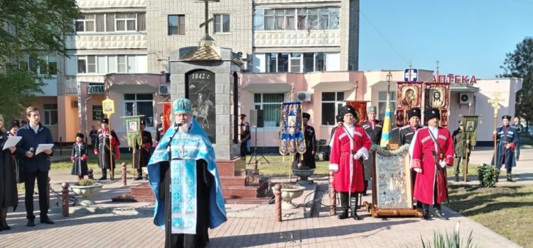 В Невинномысске торжественно открыли отреставрированный памятник погибшим казакам