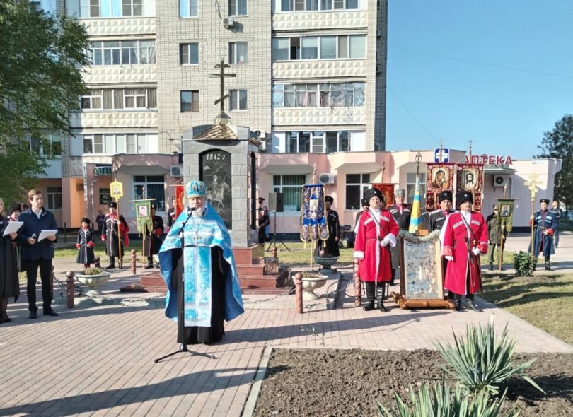 В Невинномысске торжественно открыли отреставрированный памятник погибшим казакам