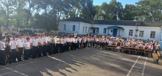 Торжественная линейка собрала казачат в 7-й школе Невинномысска