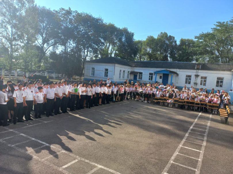 Торжественная линейка собрала казачат в 7-й школе Невинномысска