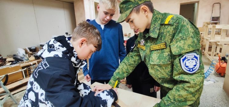 Мастер-классы по столярному делу прошли для казачат Архиерейского конвоя