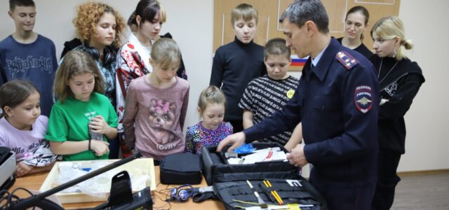 Воспитанники солнечнодольского патриотического клуба познакомились с миром криминалистики