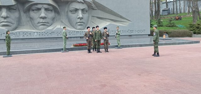 Казачата Архиерейского казачьего конвоя несут караульную службу у мемориала Вечная слава
