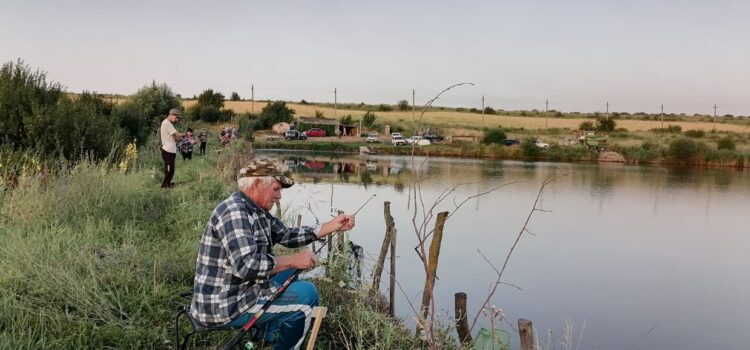 В День рыбака казаки села Круглолесского устроили соревнование по рыбной ловле
