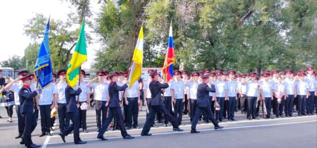 С торжественной линейки начался сегодня новый учебный год в Будённовском казачьем кадетском корпусе