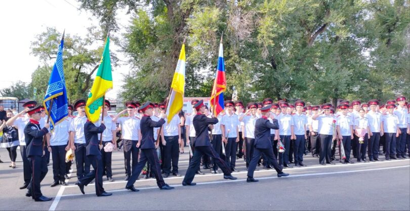 С торжественной линейки начался сегодня новый учебный год в Будённовском казачьем кадетском корпусе