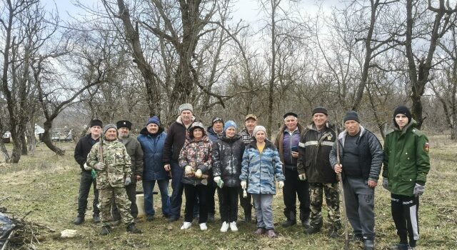 Открывается пора субботников: к уборке территории присоединились казаки Круглолесского ХКО