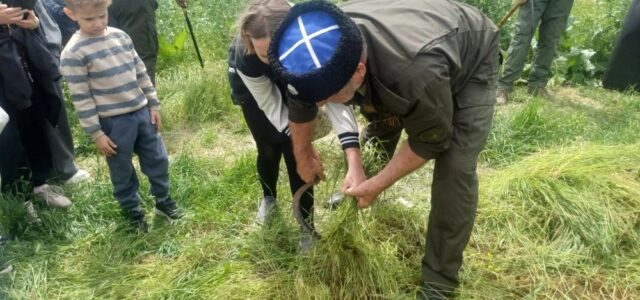 Мастер-класс по старинным орудиям труда провели для молодежи казаки с. Новоселицкого