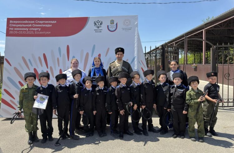Казачата Архиерейского казачьего конвоя прошли через обряд посажения на коня