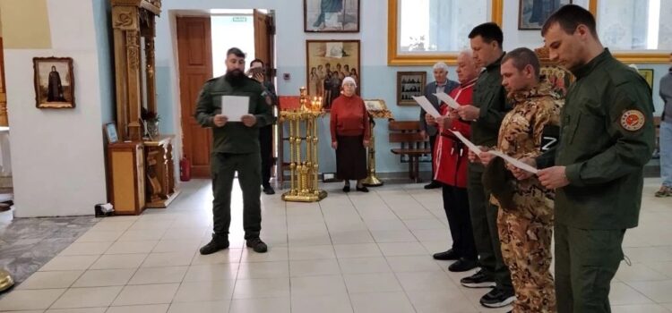 Казачью присягу в Казанском храме Невинномысска приняли несколько прихожан и воинов СВО