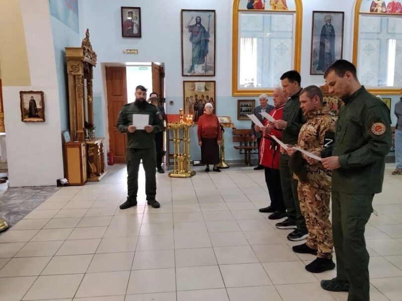 Казачью присягу в Казанском храме Невинномысска приняли несколько прихожан и воинов СВО