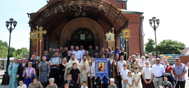 В храме станицы Наурской отслужили Божественную литургию в День наурской казачки
