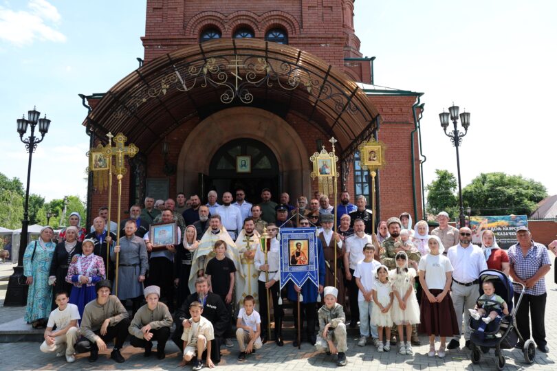 В храме станицы Наурской отслужили Божественную литургию в День наурской казачки