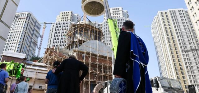 В Грозном на храм в честь святого равноапостольного великого князя Владимира установили купол и крест