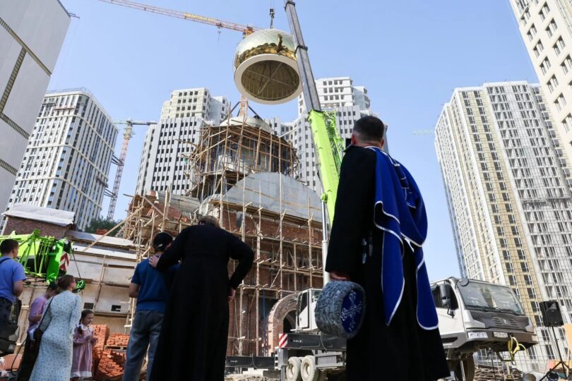 В Грозном на храм в честь святого равноапостольного великого князя Владимира установили купол и крест