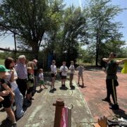 Участник СВО провел мастер-класс по стрельбе из пневматики и лука для солнечнодольских казачат