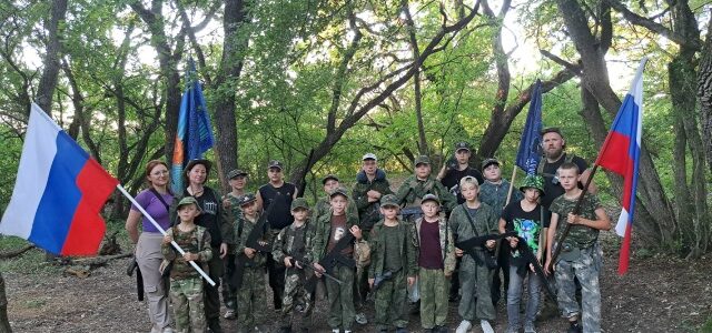 Казачата станица Рождественской побывали в суточном походе в честь российского флага