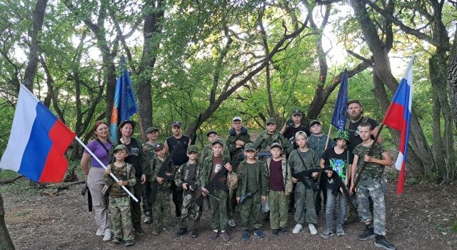 Казачата станица Рождественской побывали в суточном походе в честь российского флага