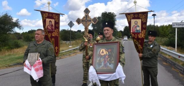 Казаки села Новоселицкого прошли Крестным ходом в День Терского казачьего войска