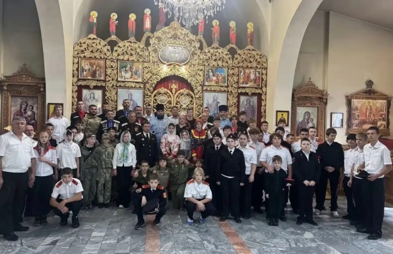 Казачата Невинномысска встретили день Терского казачьего войска в храме и на уроке мужества