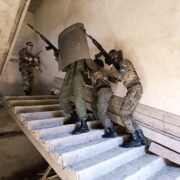 Конвойцы осваивают тактику ведения боя в офисном здании